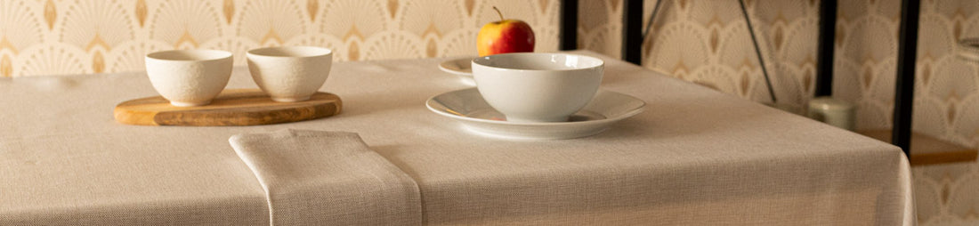 Mesa con vajilla y fruta sobre mantel a medida
