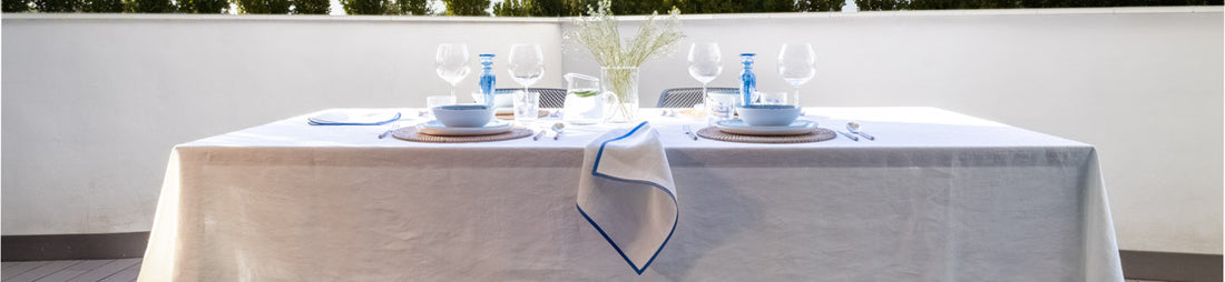Mantel a medida con bies azul en terraza