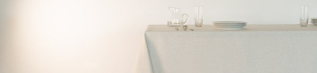 Mesa alargada con mantel de lino a medida natural