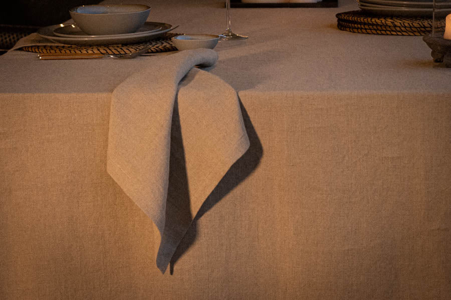 Servilleta de lino natural sobre mesa